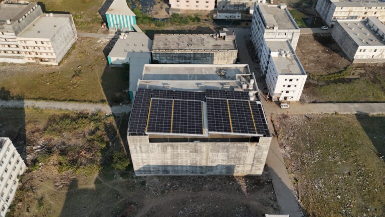 Commercial Solar Panel Service - Praveg Solar